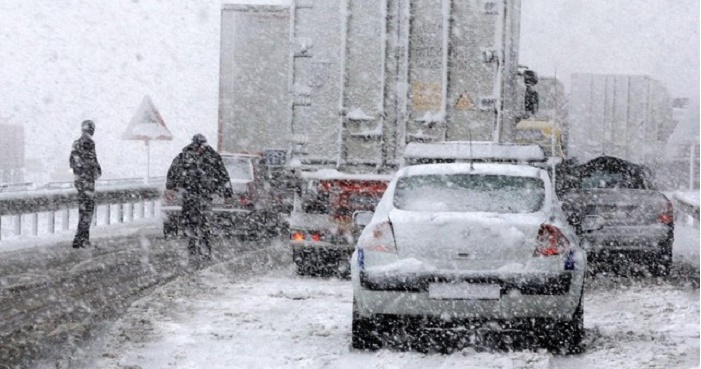 İstanbul’da kar hayatı ‘durdurdu’: Hava-deniz seferleri iptal oldu, yollar kilitlendi