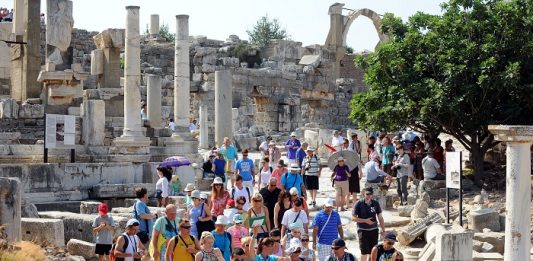 Gruplar Efes'i Ziyaret Etmiyor: Giriş Ücretlerindeki Artış Turistleri Etkiliyor