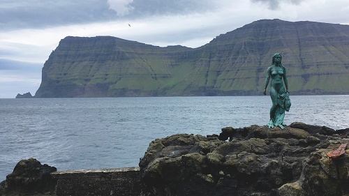 Mikladalur köyünde ilginizi çekecek bir heykel mevcut. “Seal woman”