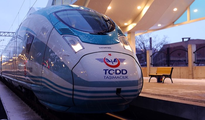 (TCDD), Yüksek Hızlı Tren (YHT) bilet fiyatlarına yüzde 25,6 oranında zam yaptı.