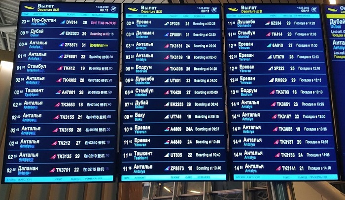 Moskova’nın Vnukovo havaalanındaki “kalkış tablosu”nda, 10 dakika arayla bile Antalya’ya yeni bir uçağın kalktığı görülüyor.