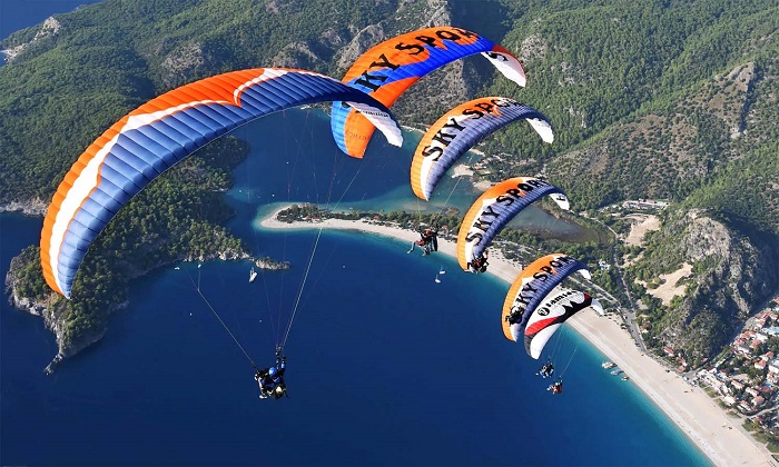 Adrenalin Dolu Tatil: Uçaktan Atlama ve Paraşütle Atlama Deneyimi