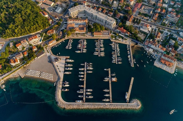 Lazure Hotel & Marina