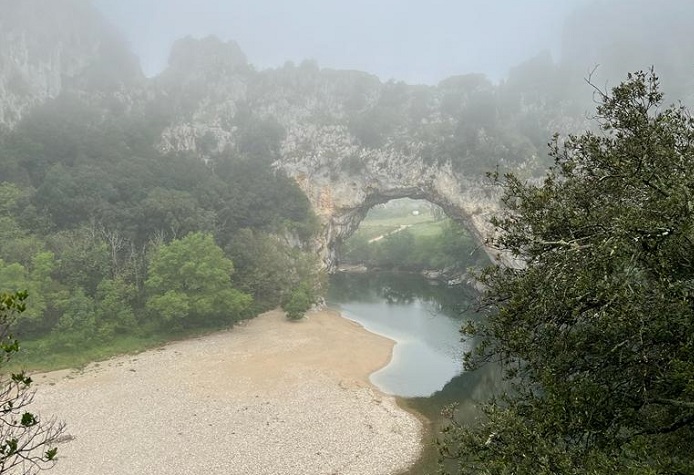 Pont de l'arc ardeche diye bilinen 20 bin yıl önce oluşmuş doğal devasa kemeri