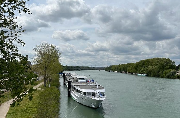 Rhone nehri ve Van Gogh gemisi 