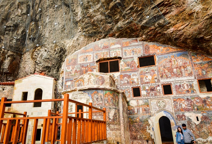 Tarihi Sümela manastırı, restorasyon yapıldığı gerekçesiyle üç yıl kapalı tutuldu. Yapılan restorasyon ve onarımlar, manastırın eski halini bilenleri şaşırtıyor.