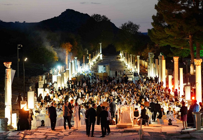 Efes Antik Kenti’nde düzenlenen muhteşem gala gecesine katılan Kültür ve Turizm Bakanı Mehmet Nuri Ersoy, Alman turizmcilere ülkemizin turizmde hedeflerini ve projelerini anlattı.