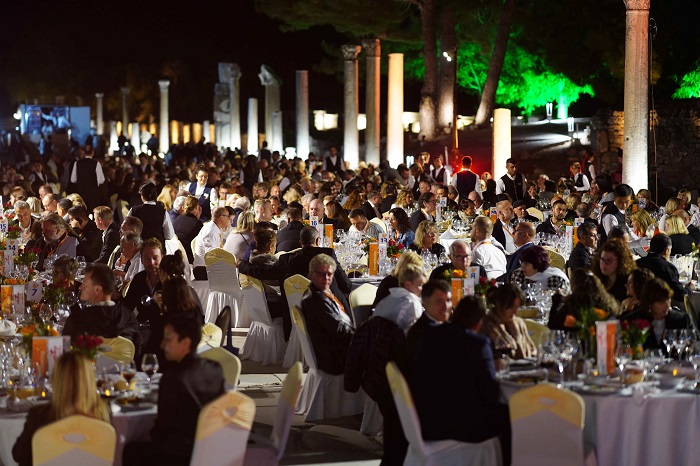 Efes Antik Kenti’nde düzenlenen muhteşem gala gecesine katılan Kültür ve Turizm Bakanı Mehmet Nuri Ersoy, Alman turizmcilere ülkemizin turizmde hedeflerini ve projelerini anlattı.