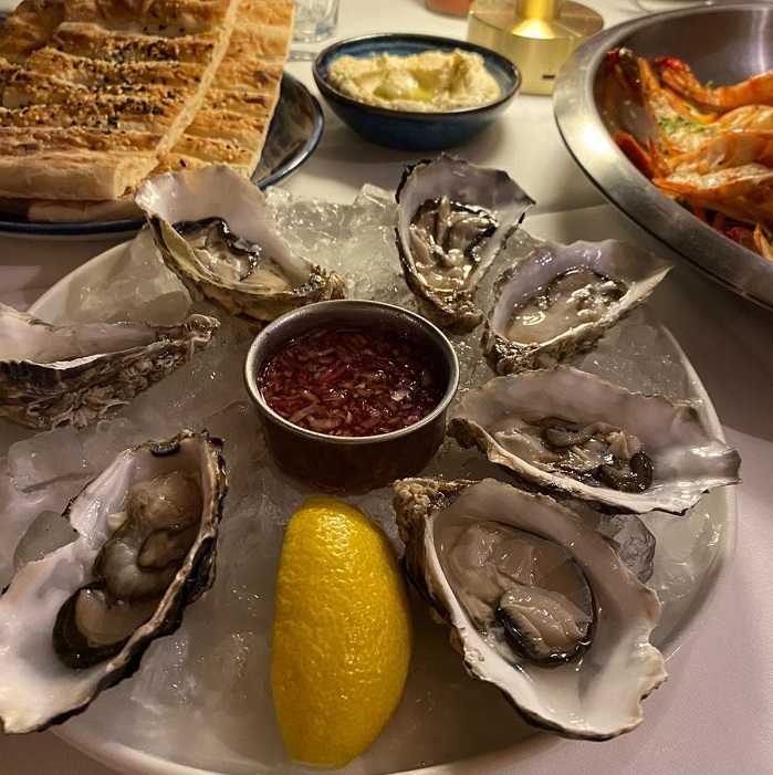 Londra'nın En Lüks Semtinde İki Yeni Restoran Açan Ünlü Şef Hüseyin Özer, Nar Ekşisi Türk Yemeklerini Malvediyor dedi.