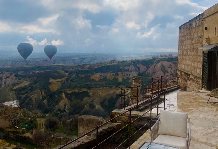 Very Peri Kapadokya Otel'in konforlu odalarından, vadide şafak vakti yükselen renkli balonları seyredebilirsiniz.