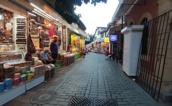 Antalya Kaleiçi Esnafı Sinek Avlıyor! Turist Yokluğu Esnafı Endişelendiriyor