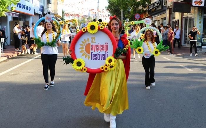 Tekirdağ'da "32. Ayçiçeği Festivali" başladı / Fotoğraf: AA